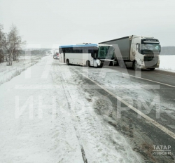 На трассе в Татарстане фура столкнулась с пассажирским автобусом