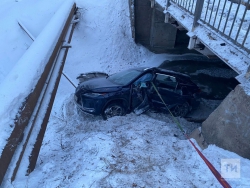 В Альметьевске Lexus после ДТП вылетел с моста, погибла женщина-водитель 