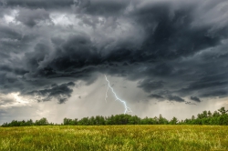 Татарстанцев предупредили о грозе и сильном ветре 30 июня